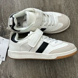 H&M kids White and Black Casual Sneakers size 1